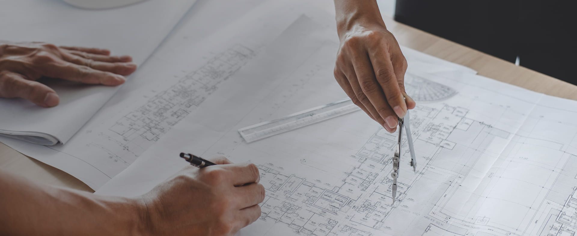 Hände von Planern arbeiten an einem Plan